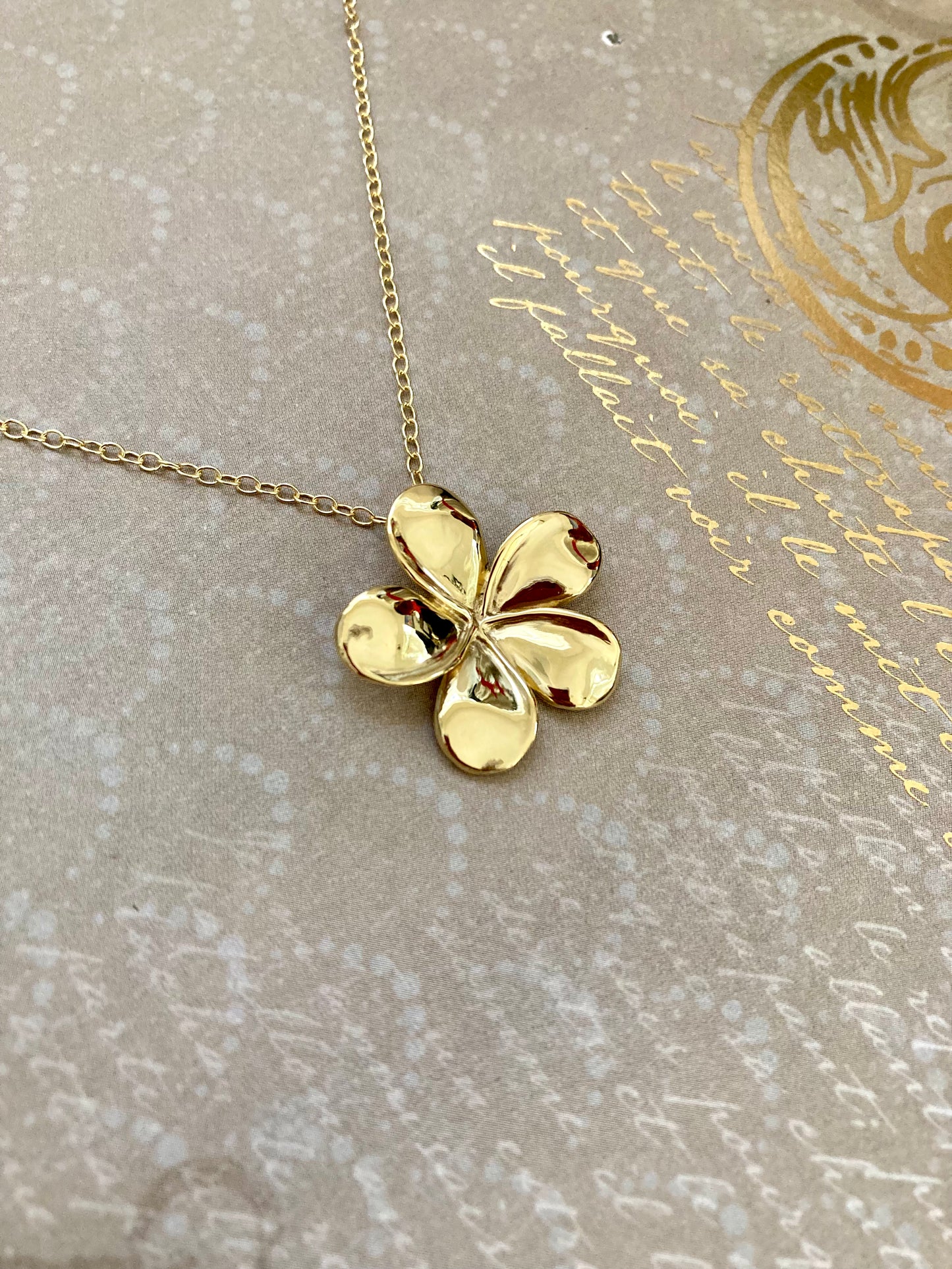 Plumeria Pendant in 18k Gold
