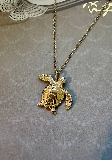 Honu - Lightweight Hawaiian Green Sea Turtle Pendant in 18k Gold