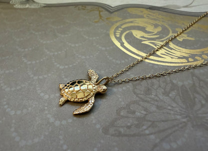 Honu - Lightweight Hawaiian Green Sea Turtle Pendant in 18k Gold