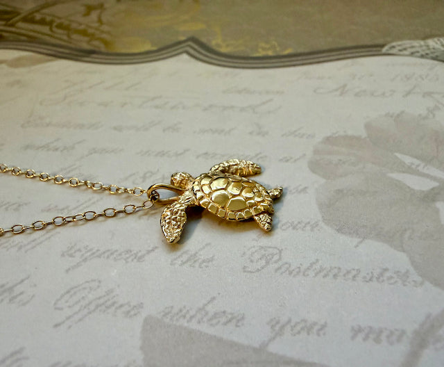 Honu - Lightweight Hawaiian Green Sea Turtle Pendant in 18k Gold