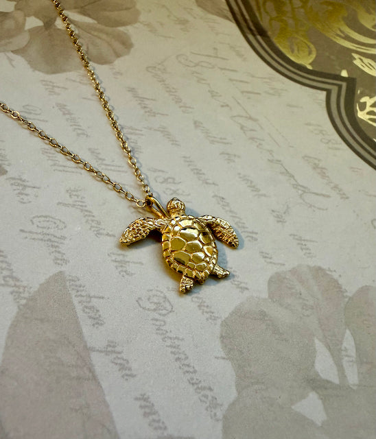 Honu - Lightweight Hawaiian Green Sea Turtle Pendant in 18k Gold