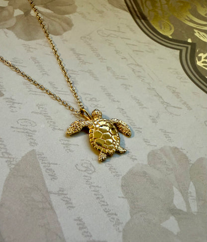 Honu - Lightweight Hawaiian Green Sea Turtle Pendant in 18k Gold