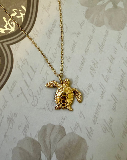 Honu - Lightweight Hawaiian Green Sea Turtle Pendant in 18k Gold