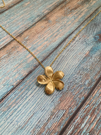 Plumeria Pendant in 18k Gold