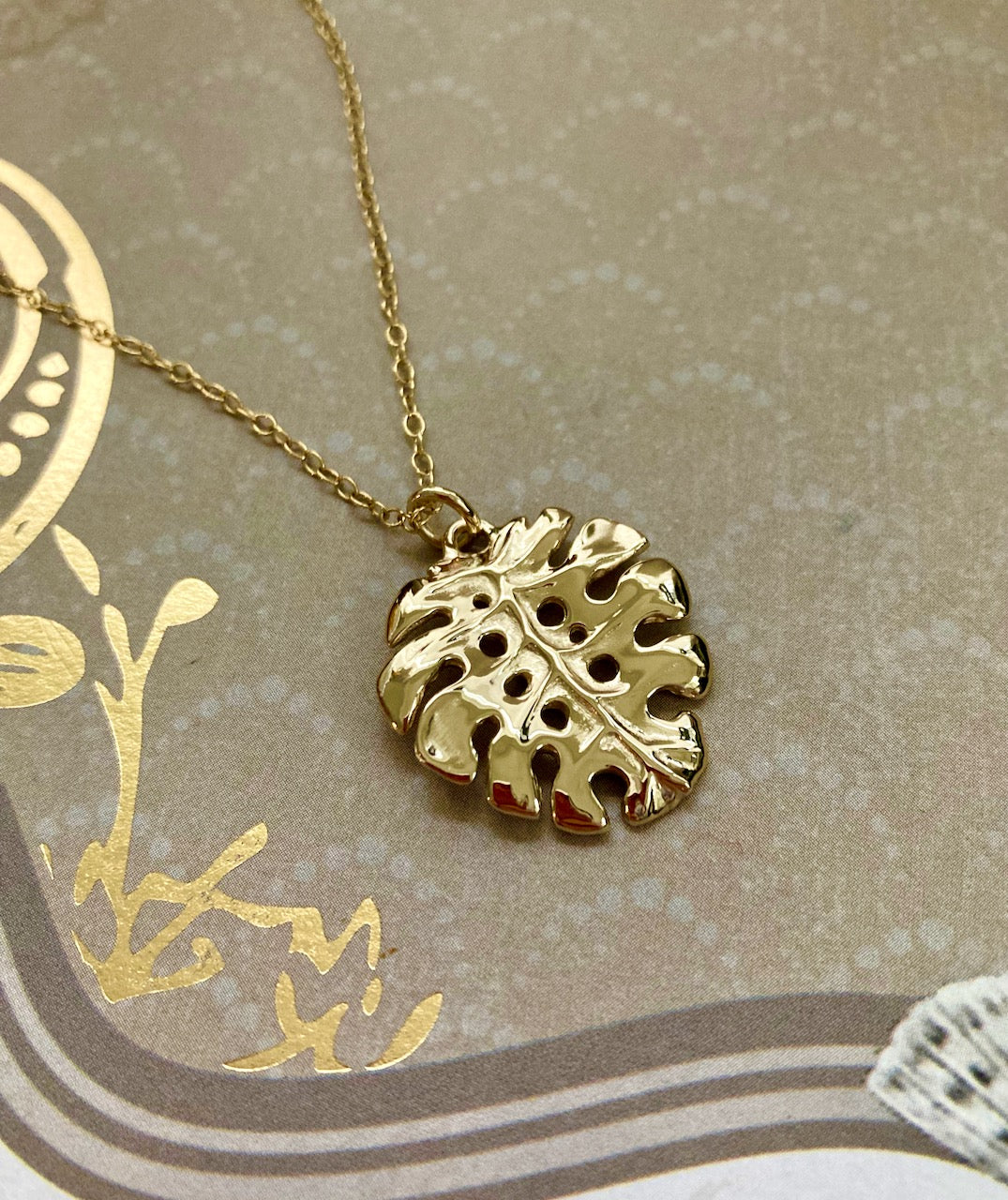 Monstera Leaf Pendant in 18k Gold