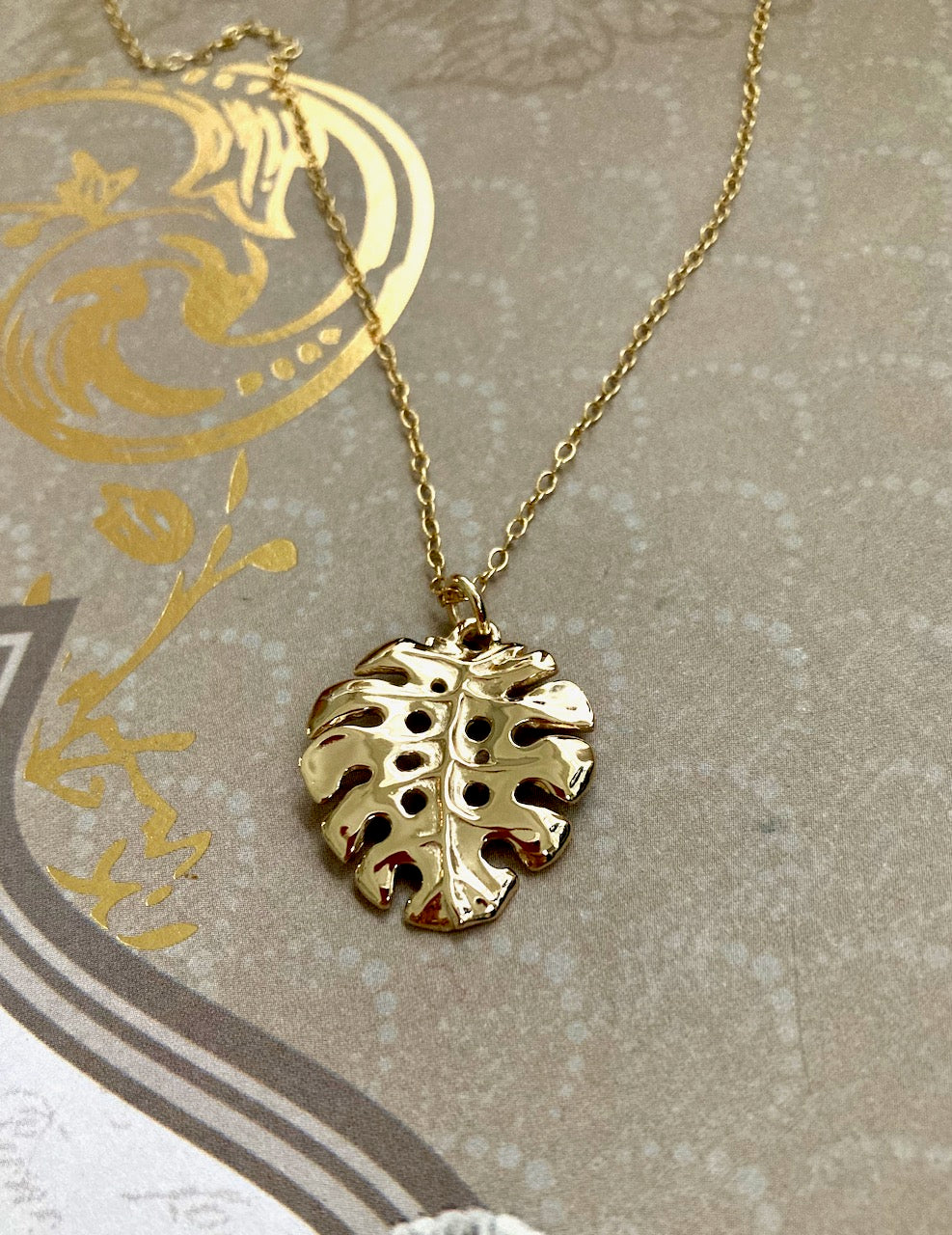 Monstera Leaf Pendant in 18k Gold