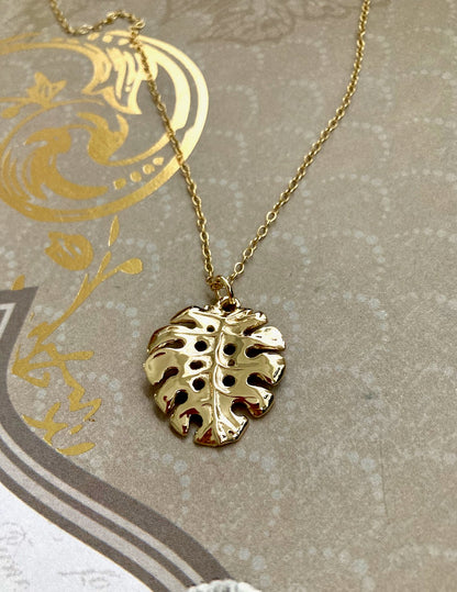 Monstera Leaf Pendant in 18k Gold