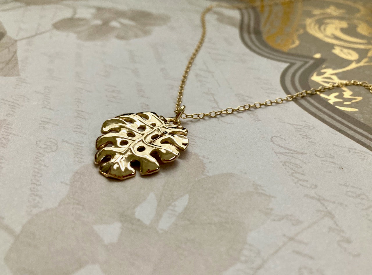 Monstera Leaf Pendant in 18k Gold