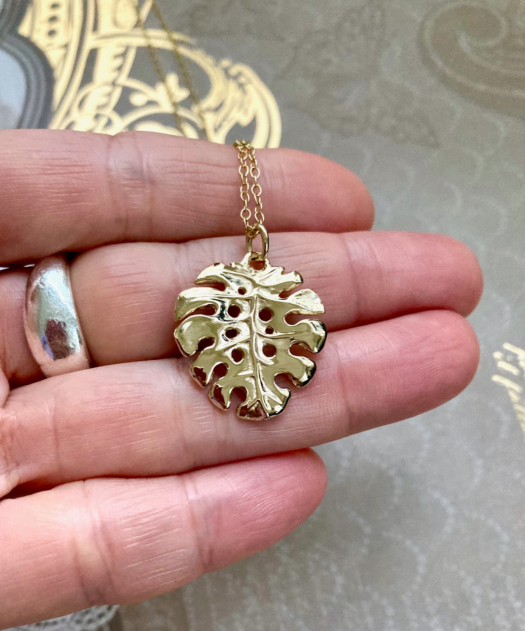 Monstera Leaf Pendant in 18k Gold