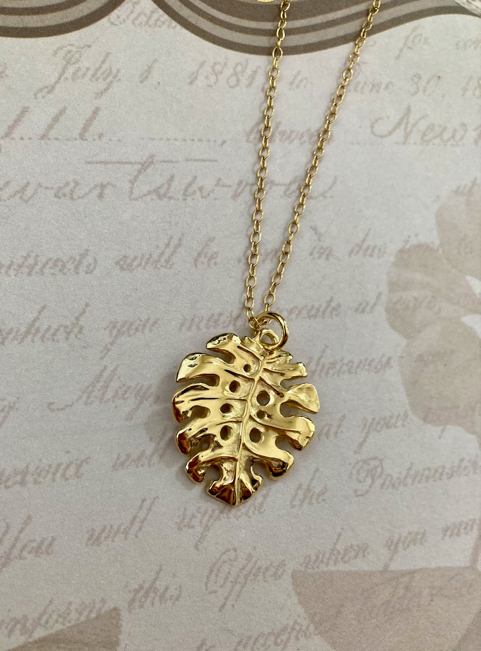 Monstera Leaf Pendant in 18k Gold