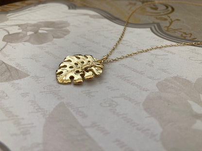 Monstera Leaf Pendant in 18k Gold