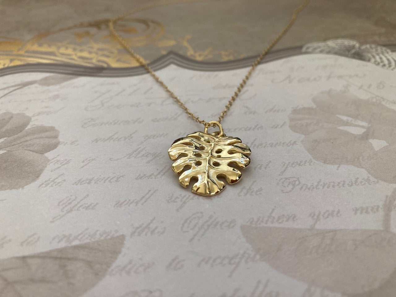 Monstera Leaf Pendant in 18k Gold