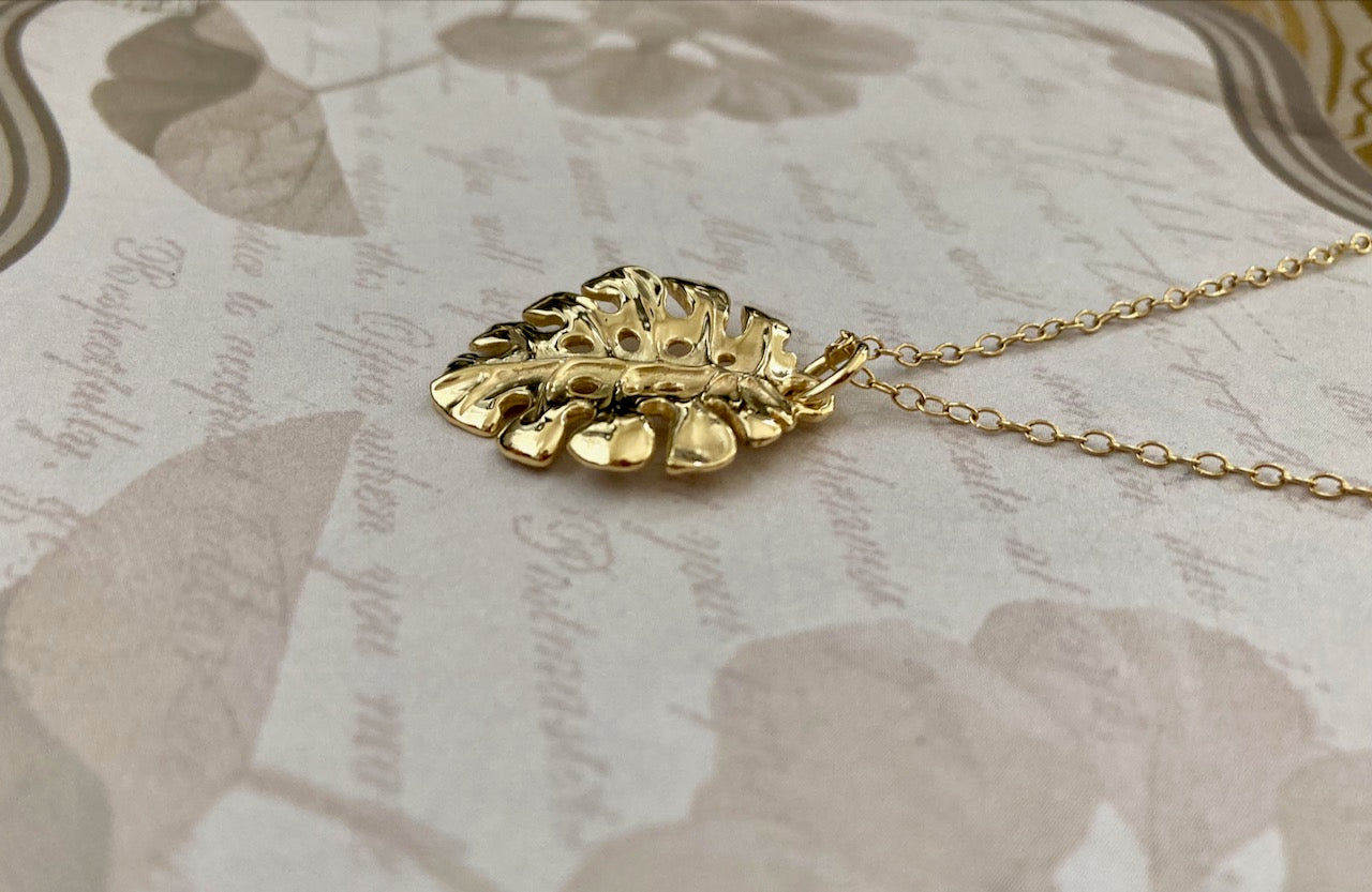 Monstera Leaf Pendant in 18k Gold