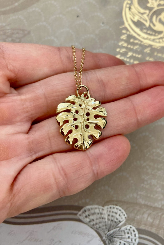 Monstera Leaf Pendant in 18k Gold