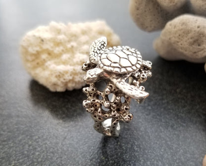 Honu Hawaiian Green Sea Turtle on Coral Ring