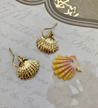 Sunrise Shell Earrings in 18k Yellow Gold