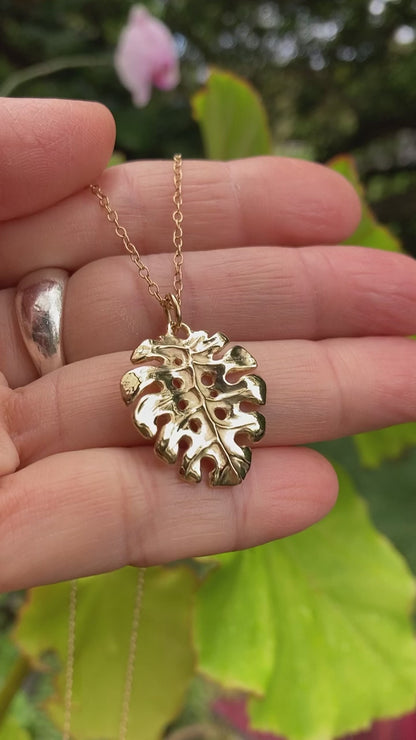 Monstera Leaf Pendant in 18k Gold